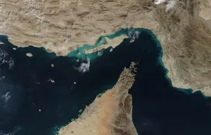 عبور ۵ کشتی مرتبط به ایران از تنگه هرمز
