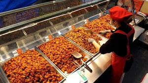 تهیه مرغ سوخاری ترش و شیرین در سئول (فیلم)