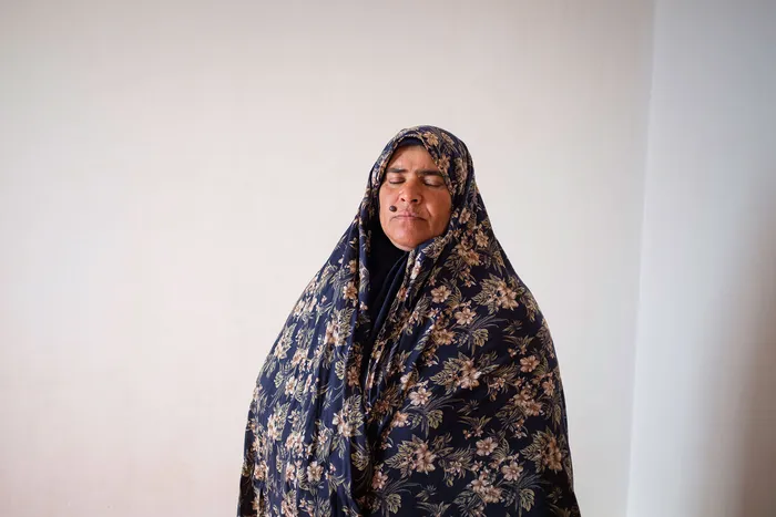فاطمه صغری حسنی ۴۵ سال دارد و در روستای زولسک زندگی می‌کند. همسرش سه سال پیش فوت کرد و بعد از او تمام مسئولیت زندگی بر دوش او بوده است