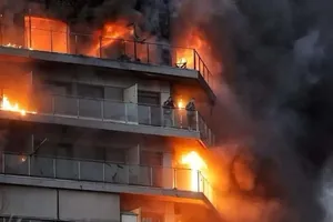 لحظه نجات معجزه‌آسای زن گرفتار در آتش‌سوزی