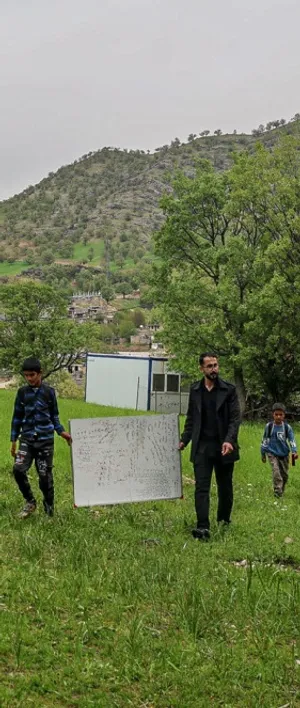 معلم دهکده (عکس)