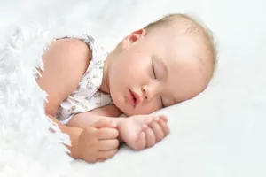 لحظه استراحت بامزه یک کودک هنگام باز کردن قنداقش