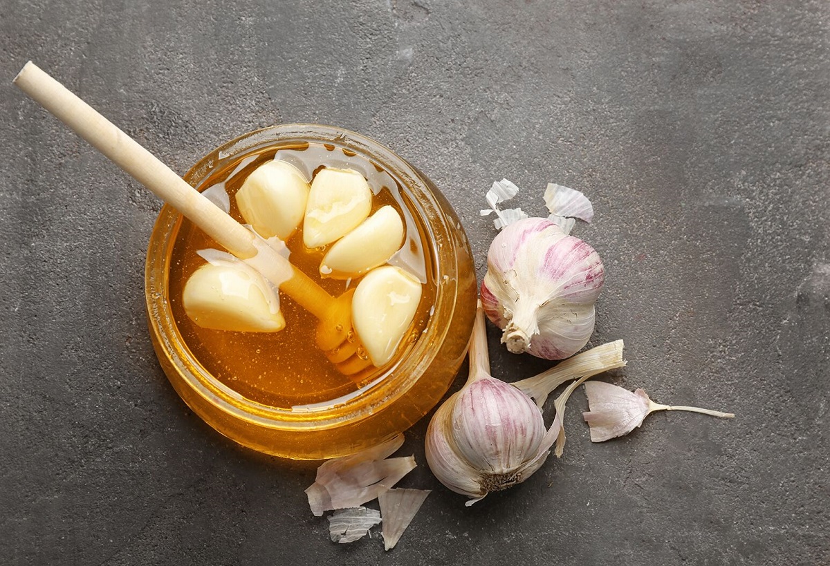 یک ظرف عسل حاوی چند حبه سیر یک ظرف عسل حاوی چند حبه سیر