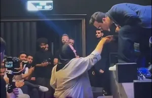 لحظه احساسی بوسه حامد آهنگی بر دست مادرش در کنسرت (فیلم)
