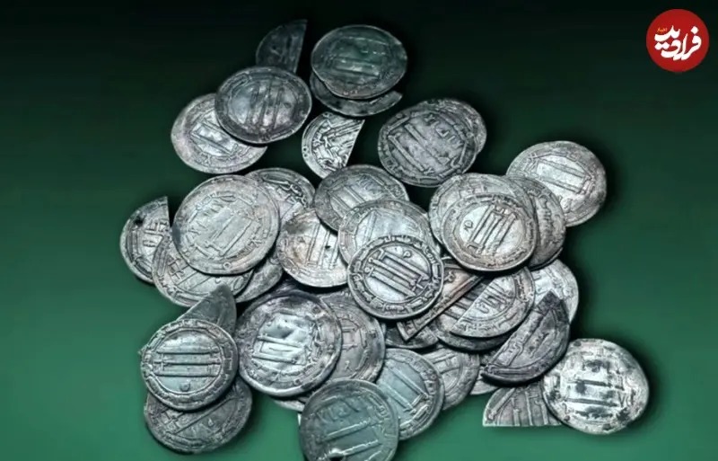تاریخ ضرب این سکهها یکی از مهمترین دورههای تاریخ اسلام را در بر میگیرد؛ از واپسین سالهای حکومت امویان و انقلاب عباسی گرفته تا دوران هارونالرشید و جنگ داخلی پس از مرگ او. گنج سکههای «خلافت عباسی» در یک روستا در روسیه از زیر خاک بیرون آمد