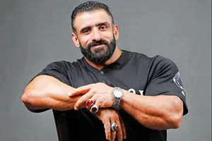 حضور هادی چوپان در مدرسه میناب برای همدردی با خانواده‌ها