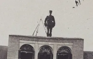 تصویری از «حیاط یک زندان» در دوران قاجار