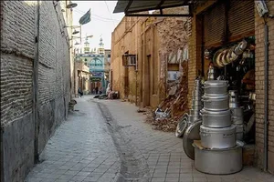 عبور یک زن از یکی از کوچه‌های دزفول؛ 91 سال قبل (عکس)