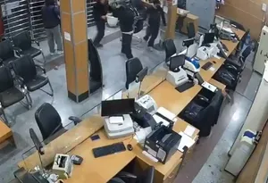 ورود آشوبگران به بانک: لحظه شروع سرقت