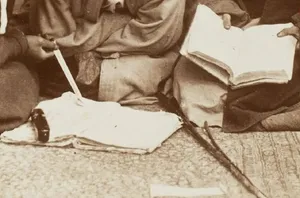 تصویری از سه جوان درس‌خوان در دوران قاجار