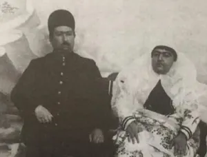 محمدعلی شاه به همراه همسر و فرزندان اش در روسیه؛ دهه 1290 (عکس)