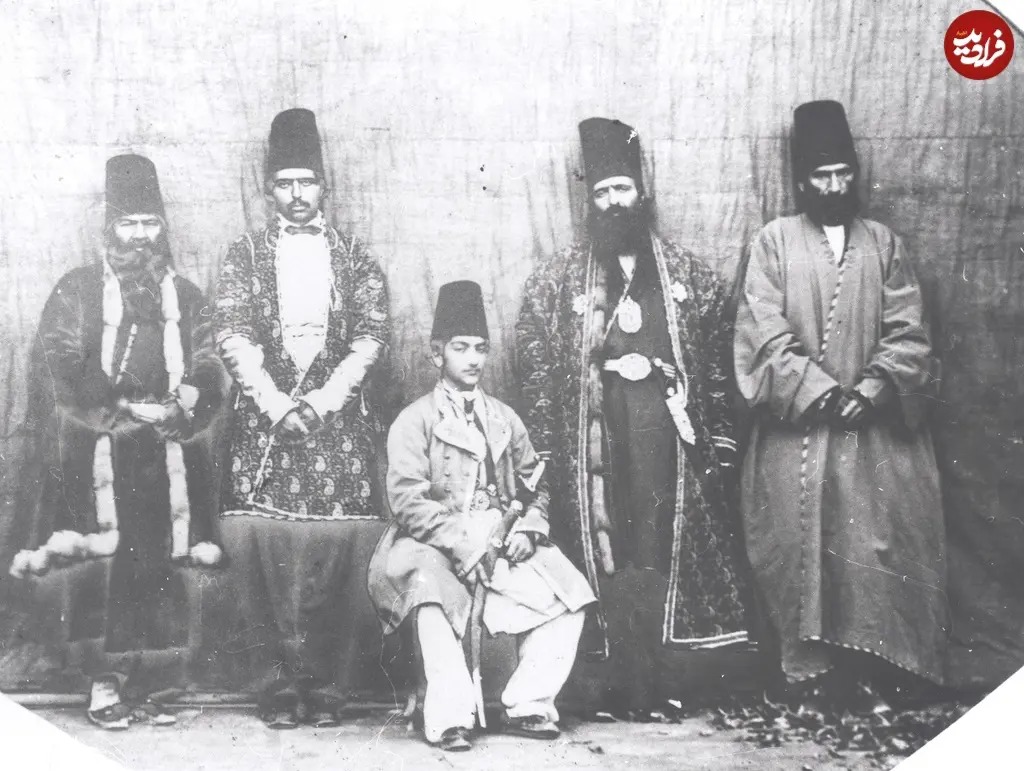 «یمین الدوله پسر ناصرالدین شاه» در کنار درباریان