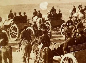 «توپخانۀ اصفهان» در زمان قاجار در حال تمرین در میدان مشق تهران (عکس)
