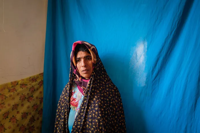مهری ۳۷ ساله از روستای چاه خو قنبر. تمام مردم روستا مهری را به سخت‌کوشی می شناسند. او مسئولیت دو فرزند بیمار و همچنین همسرش را که با بیماری ام‌لس درگیر است به عهده دارد
