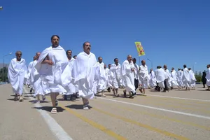 پاشیدن آب خنک برروی حجاج در مکه به سبب گرمای شدید