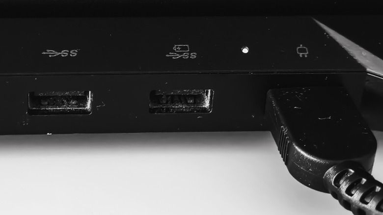 نماد باتری کنار پورت USB نماد باتری کنار پورت USB