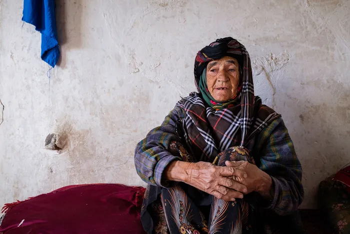 فاطمه ۷۰ سال دارد. بیش از ۲۰ سال پیش، همسرش او را ترک می‌کند و سه فرزندش را به تنهایی بزرگ می‌کند. او تنها زندگی می‌کند و توانایی روزهای قبل را برای کار سخت ندارد