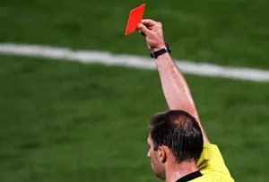 اخراج بازیکن چادرملو به دلیل خطای خطرناک روی سروش رفیعی