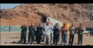 اقامه نماز جماعت شهید طهرانی‌مقدم در محل آزمایش موتور قائم