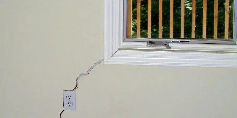 ریزش ساختمان بعد از انفجار