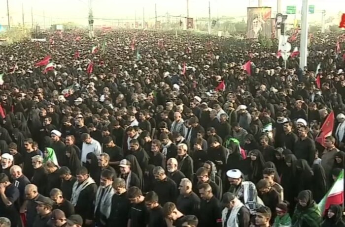 اقامه نماز بر رهبر شهید در مسجد جمکران اقامه نماز بر رهبر شهید در مسجد جمکران