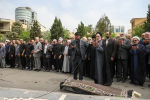 تصاویری از اقامه نماز سید محمد خاتمی بر پیکر ابوالقاسم قاسم زاده