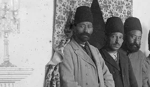 مردان قاجاری در کنار سفرۀ سلطنتی در دوران ناصرالدین شاه (عکس)