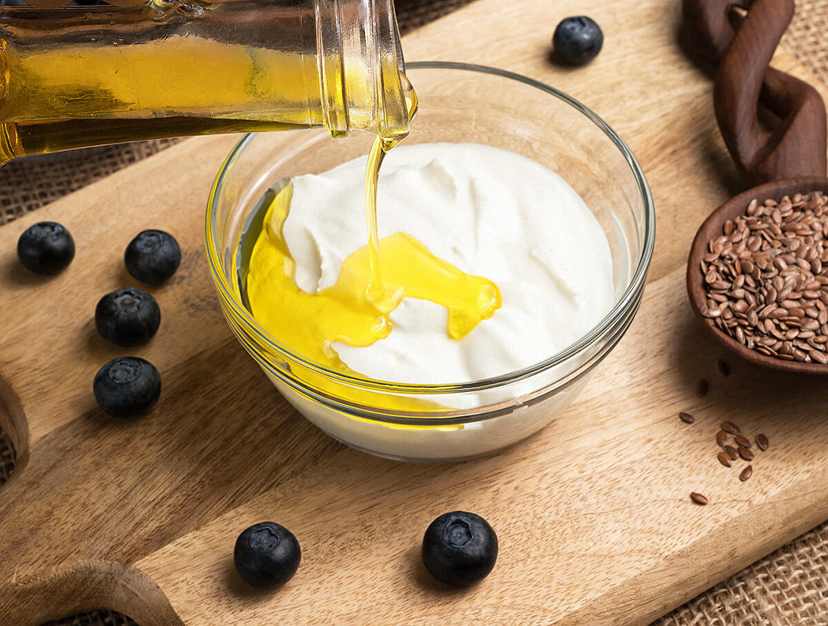 ترکیب پنیر کاتیج و روغن بذر کتان همراه با میوه بلوبری و یک قاشق بذر کتان ترکیب پنیر کاتیج و روغن بذر کتان همراه با میوه بلوبری و یک قاشق بذر کتان