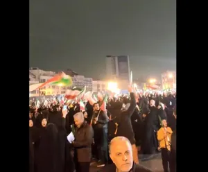 تکبیر مردم در میدان انقلاب تهران هنگام فعالیت پدافند هوایی