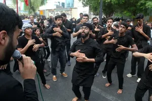 حال‌وهوای عزاداران حسینی در مراسم ظهر عاشورا