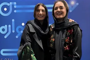 قاب صمیمی نرگس محمدی و فریبا نادری در جشنواره فیلم شهر (فیلم)