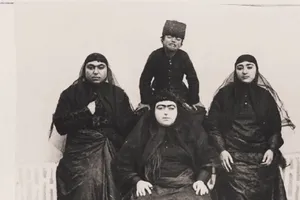 «ناصرالدین شاه» در کنار زنان عقدی و صیغه ای حرمسرا (عکس)