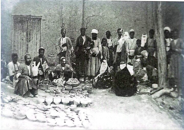 زنان قاجار در بازار کوزهفروشها زنان قاجار در بازار کوزهفروشها