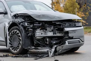 لحظه برخورد مرگبار خودروی سواری با یک زن
