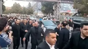خروج پر دردسر علی دایی در بزرگداشت اکبر عبدی با هجوم مردم