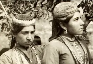 دختران ارمنی در ارومیه در حال چیدن گلابی؛ دوران قاجار (عکس)