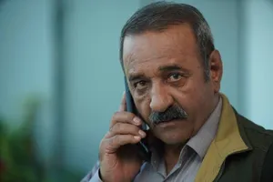 لحظه عصبانیت علی اوسیوند از سلفی‌بگیران در مراسم اکبر عبدی