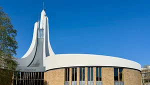 مرکز نیایش دانشگاه لنکستر؛ نماد معماری مدرن بریتانیا (+عکس)