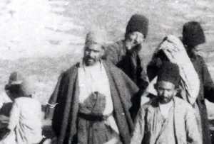 سیگار کشیدن دو مرد قاجاری روی پشت‌بام در دوران ناصرالدین شاه (عکس)