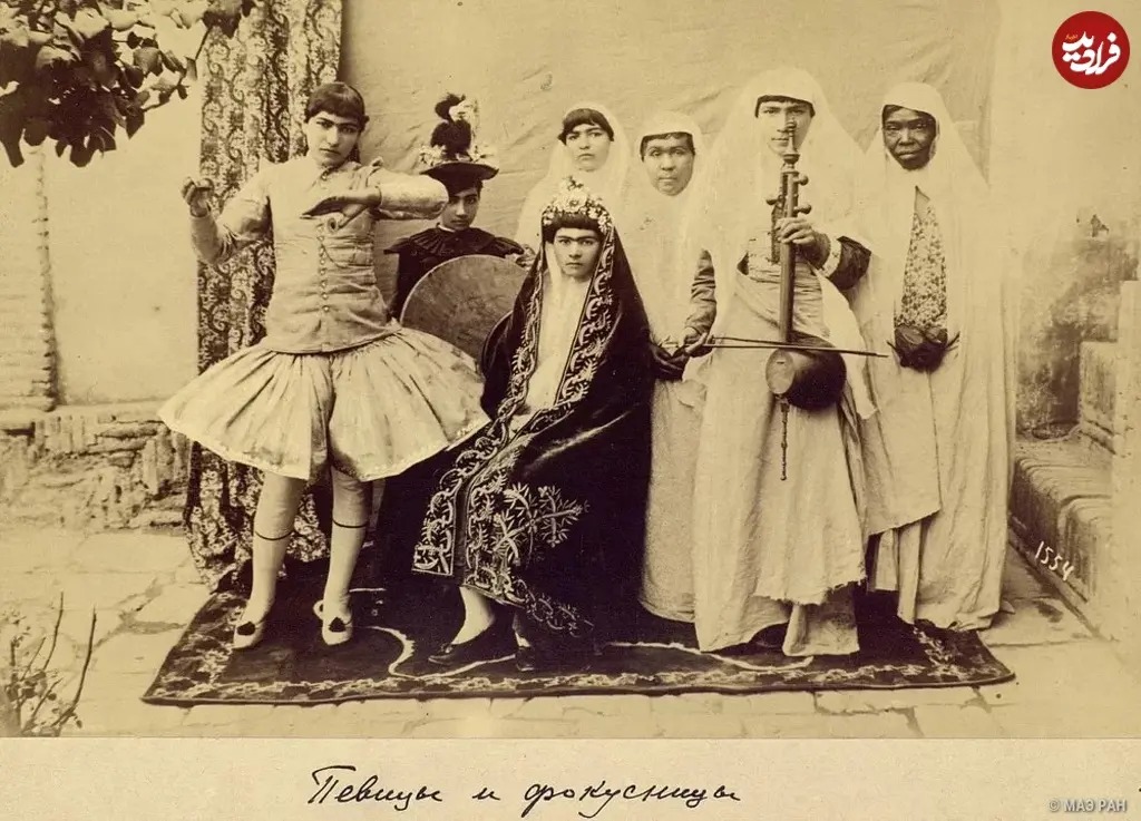 عروس قاجاری در کنار «زن رقاص و زنان مطرب»