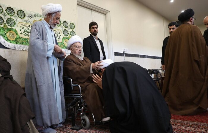 مراسم عمامهگذاری طلاب در قم با حضور آیت الله مکارم شیرازی مراسم عمامهگذاری طلاب در قم با حضور آیت الله مکارم شیرازی
