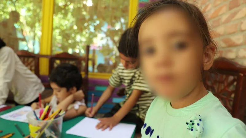 معاینه و درمان رایگان کودکان بد سرپرست توسط جمعی از پزشکان