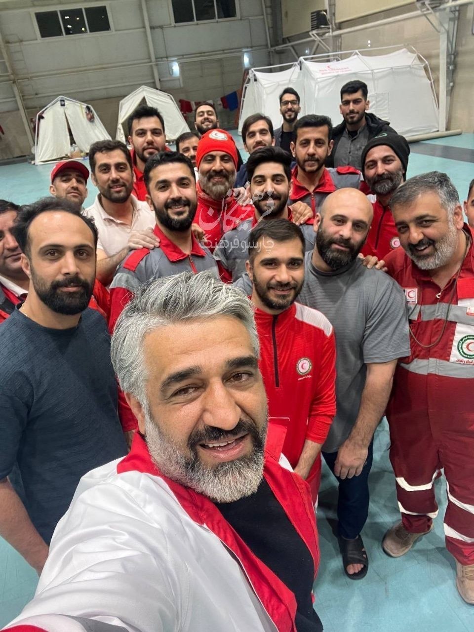 عکس یادگاری پژمان جمشیدی با امدادگران هلال احمر عکس یادگاری پژمان جمشیدی با امدادگران هلال احمر