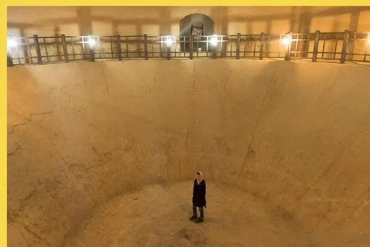 فضای داخلی یخچال برای بخش نگهداری یخ در تابستان فضای داخلی یخچال برای بخش نگهداری یخ در تابستان