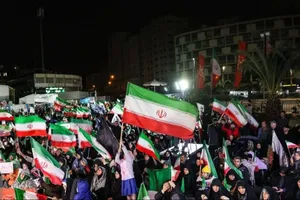 بادکنک‌های سفید به یاد دانش آموزان میناب به آسمان رفت