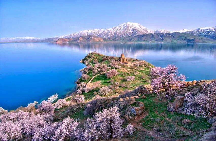 جزیره آکدامار در دریاچهی وان، شرق ترکیه. جزیره آکدامار در دریاچهی وان، شرق ترکیه.