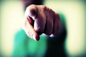 رمزگشایی از یک مشکل رایج اجتماع؛ چرا یکدیگر را به آسانی قضاوت می کنیم؟