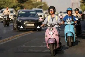 به زن‌ها گواهینامه موتور ندهید تا در تصادف و حوادث، پشتیبان نداشته باشند