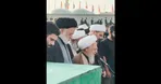 لحظاتی از اقامه نماز آیت‌الله جوادی آملی بر پیکر رهبر شهید انقلاب