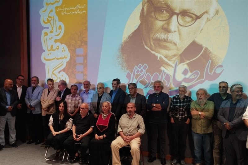 نشان درجه یک هنری برای علیرضا داودنژاد ؛ بوسه زهرا بر دستان پدر در فقدان رضا